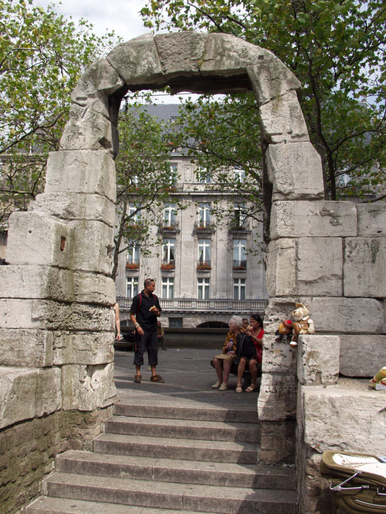 Das römische Stadttor vor dem Dom